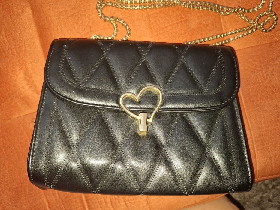 Малка черна чантичка