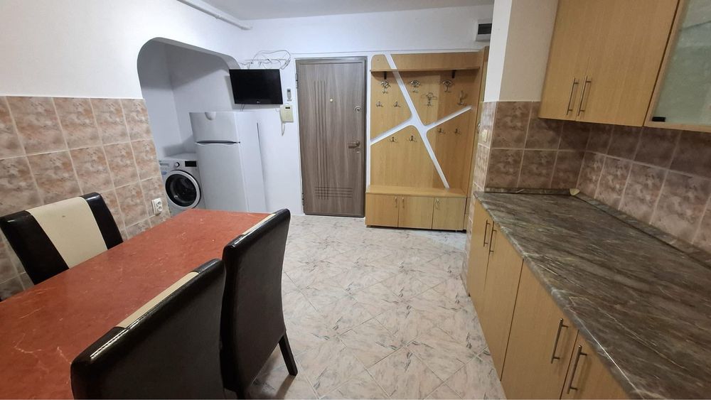 Vand aprtament cu 2 camere, decomandat, zona foarte buna