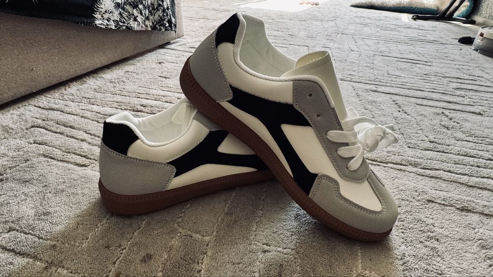 Кроссовки женские