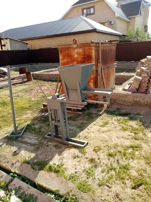 Станок для производства лего кирпича.