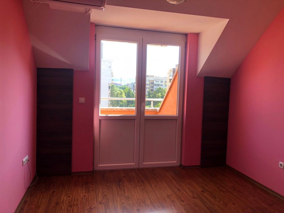 Двустаен под наем, Изток