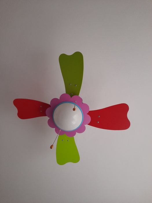 Vand candelabru pentru camera de copii cu ventilator.