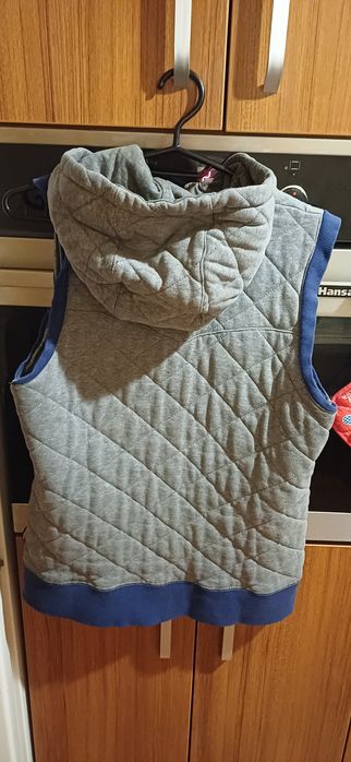 Vand vesta dama marimea M in stare buna cumparata din magazinul Intersport