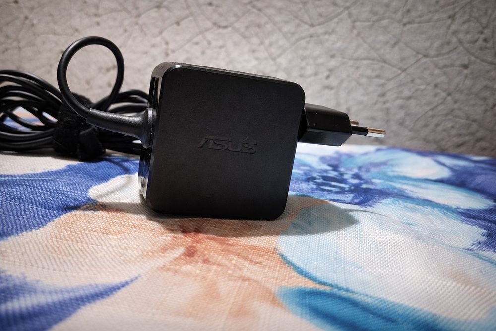 Продам блок питания от ноутбука asus