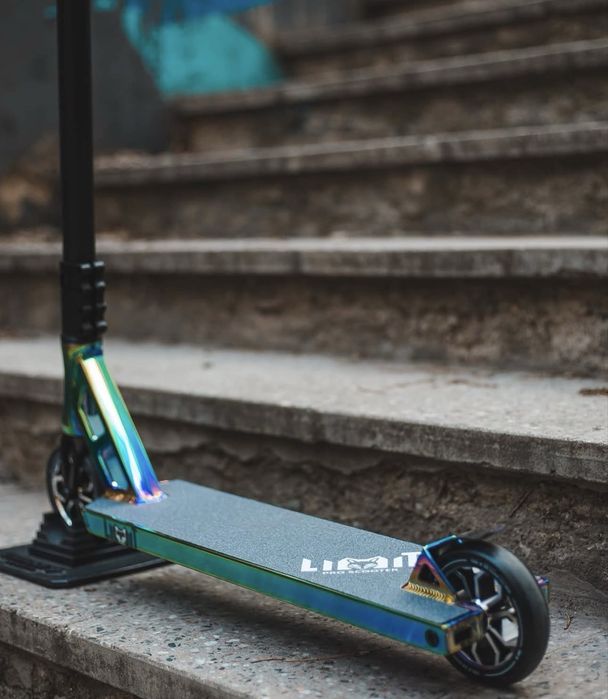Продам трюковой самокат Limit LMT 21 (Neochrome)