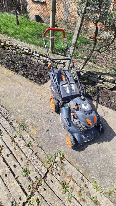 Бензинова самоходна косачка