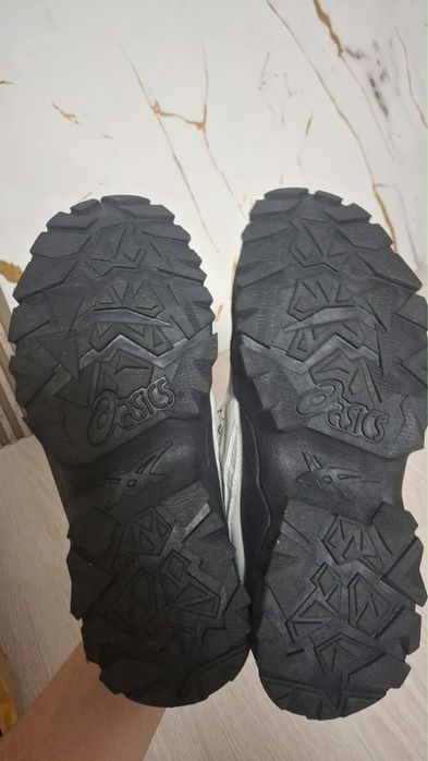 Asics кроссовки