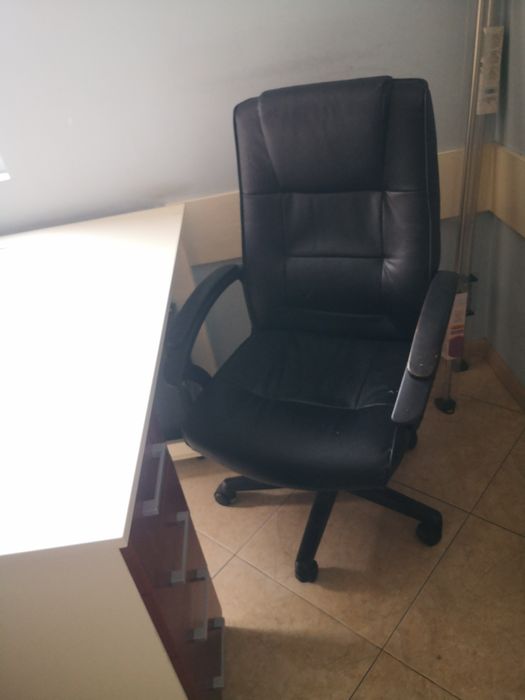 Продавам бюра, офис шкафове и оборудване, запазени .