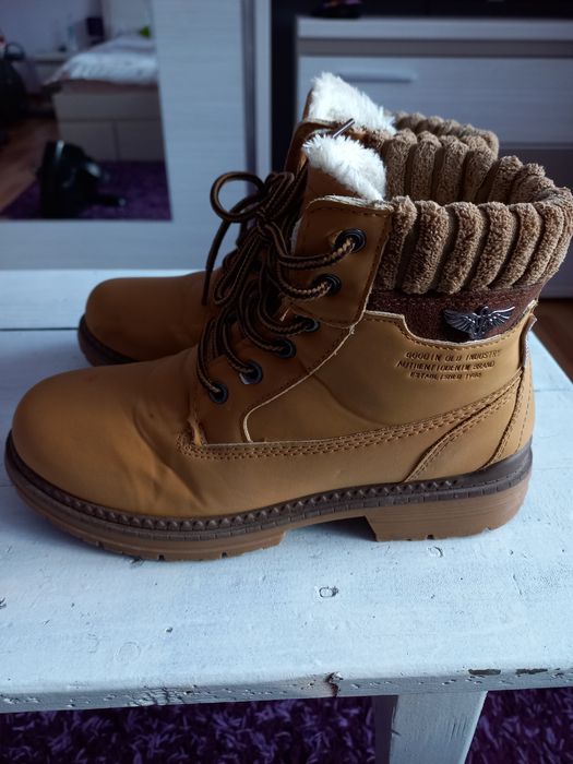 Bocanci dama,piele întoarsă,marimea 37.Pret.30 lei.