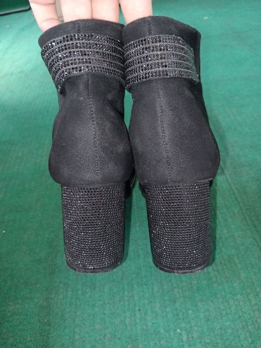 Ayollar poyabzali tufli va kalta etik