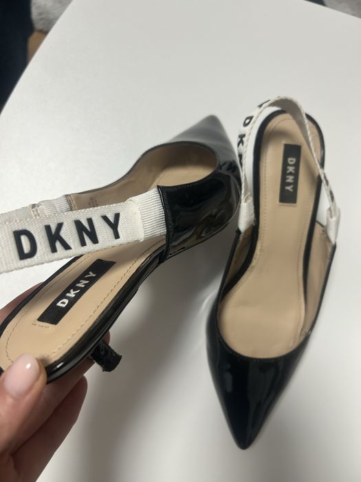 DKNY с остър връх, естествен лак, 40