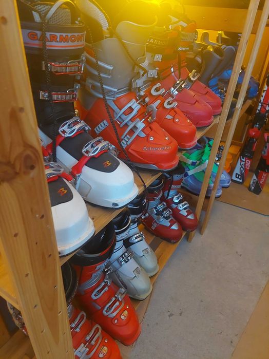 Vând Schiuri, Clăpari, Plăci, Bețe, îmbrăcăminte, etc.