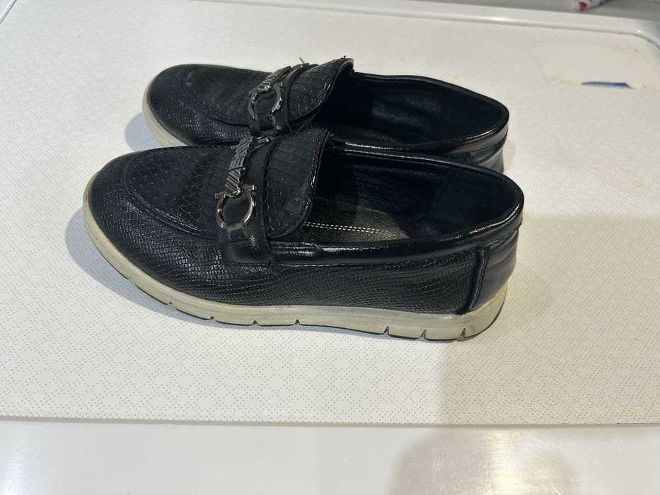 Продам б/у школьные мокасины