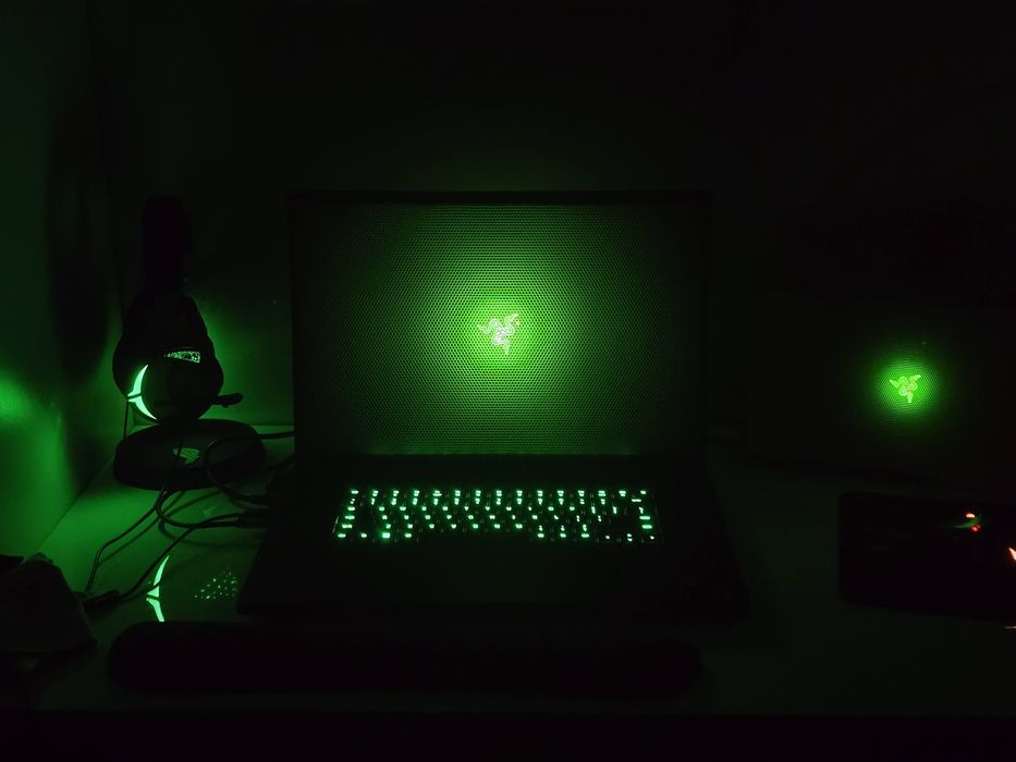 Razer Blade 18 – i9-14900HX / RTX 4080 12GB / 32GB RAM / 1TB SSD / Mini-LED 18" Laptop Gaming workstation