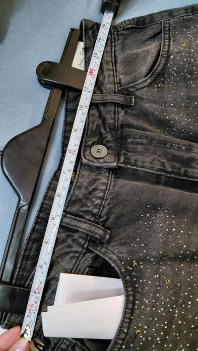 Blugi negri cu aplicatii