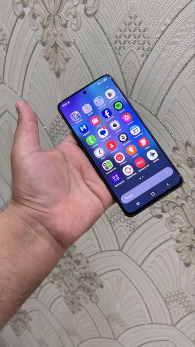 Samsung S21 FE 5G 8/256 GB Yaxshi holatda Oynasi azgina dars ketgan