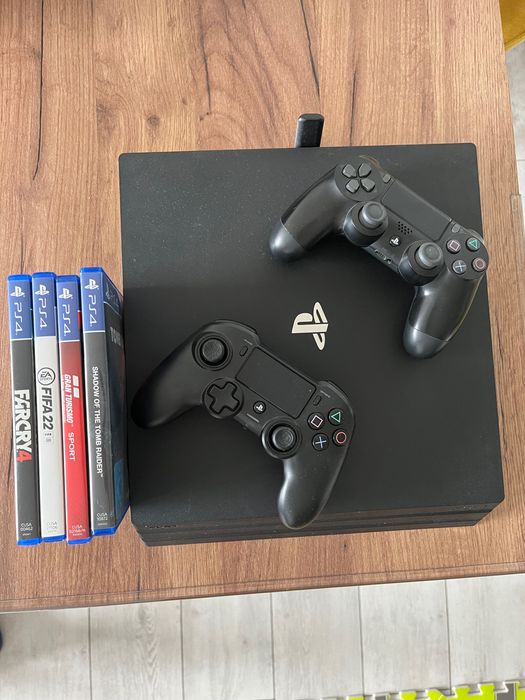 Продавам PlayStation 4 Pro 1TB – Пълен комплект | 200 €
