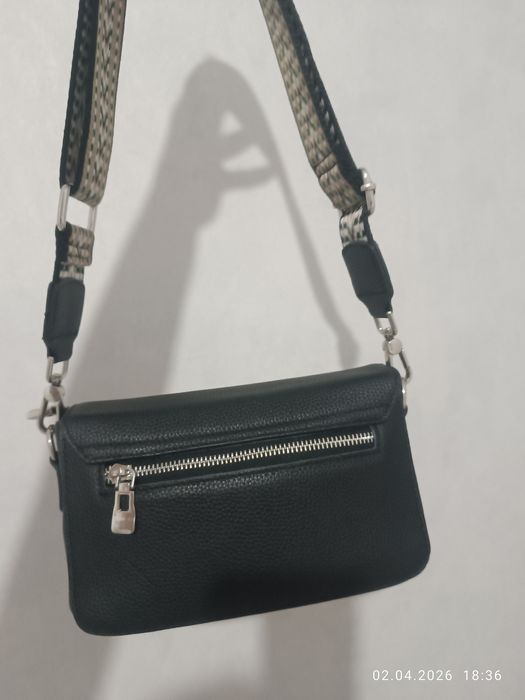 Продается маленькая кожаная сумка вместительная