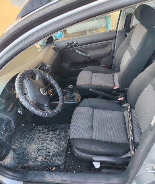 Bara fata Volkswagen VW Golf 2001 1.6 MT (105 hp)