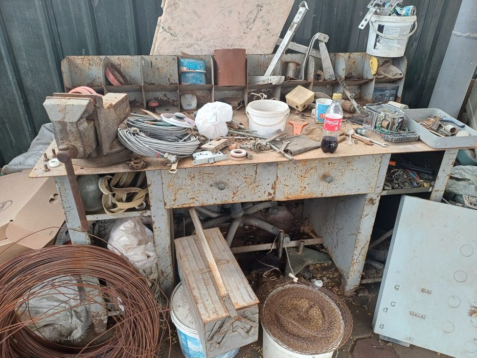 Верстак,сейф,лавочки,стелажи