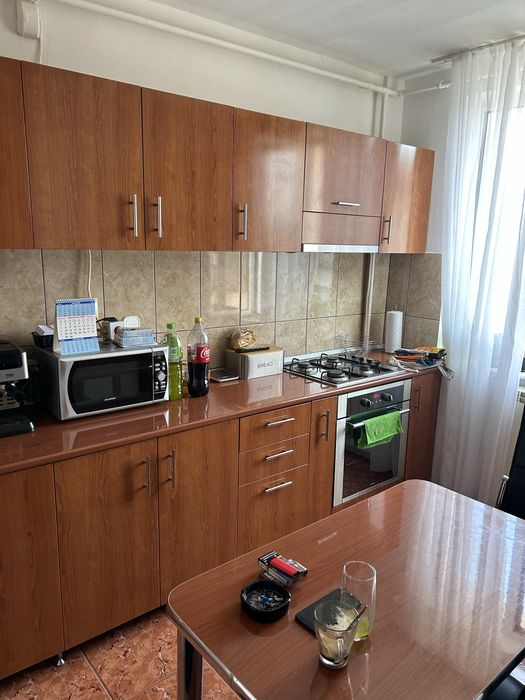 Mobila bucatarie utilata cu masa si corp soldat cuptor si plita