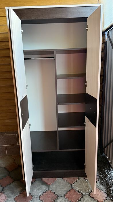 Продам двухдверный шкаф