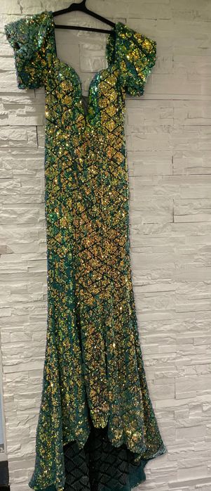 Официална рокля.