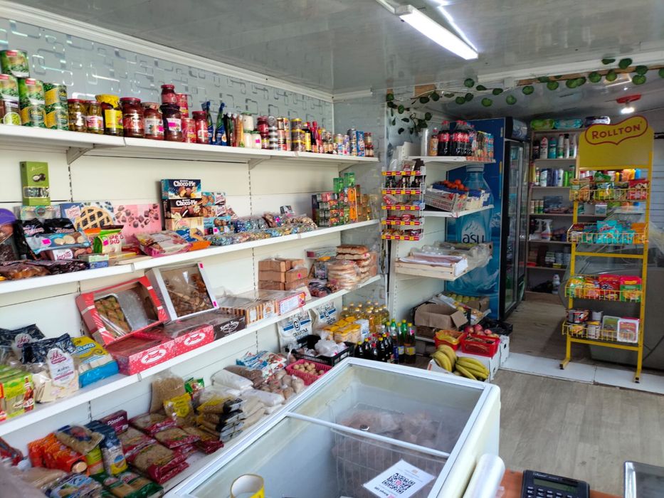 Продам контейнер со стелажами.