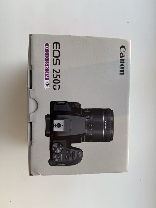 Зеркальный фотоаппарат Canon EOS 250D
