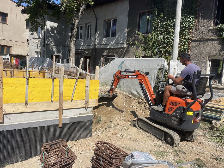 Societate cu experienta, oferim spre inchiriere buldoexcavator -mini