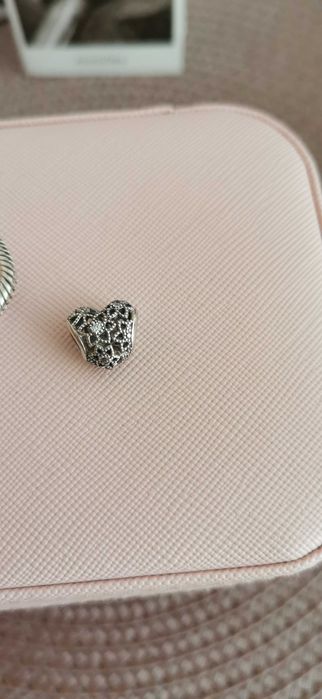 Продавам оригинална гривна с талисман Pandora