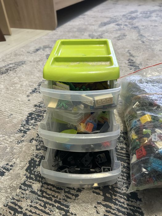 коробки с конструктором LEGO