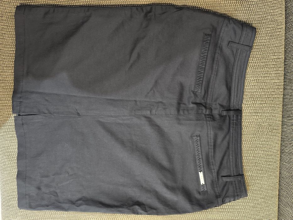 Продавам  черна пола