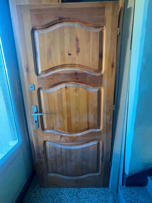 Врати - входна, 3 вътрешни плътни(една плъзгаща се), 1 с със стъкло и една входна