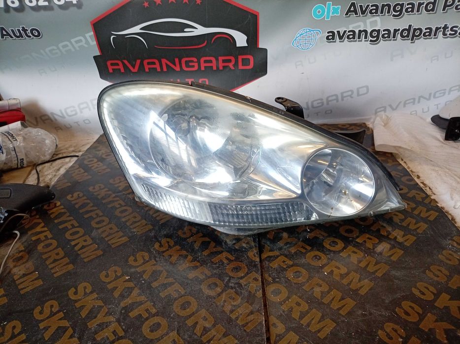 Десен фар Toyota Avensis Verso 2002