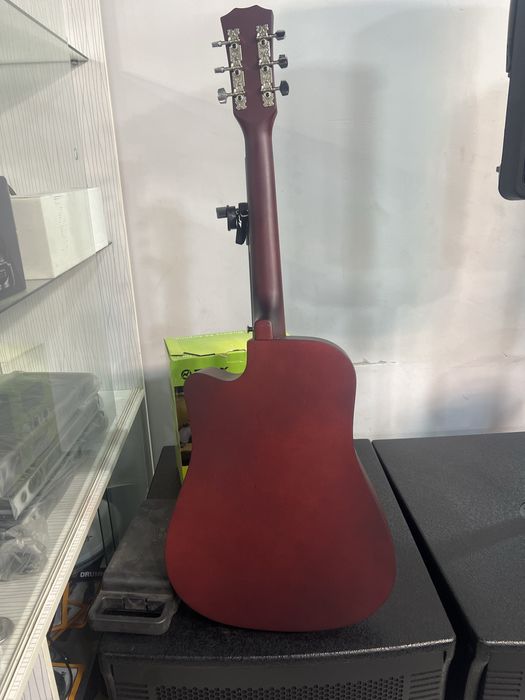 gitara sotiladi 600 000 kelishiladi