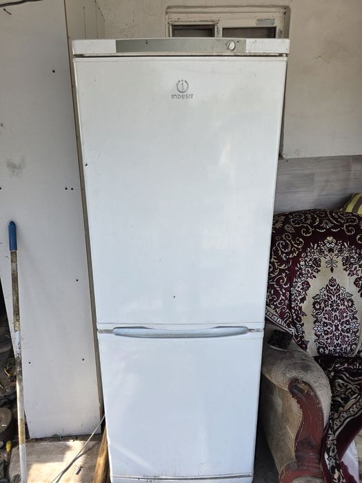 Холодильник indesit