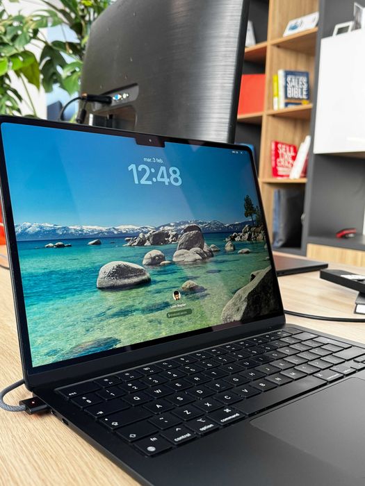 MacBook Air 13” Apple M3 (2024) | 8GB RAM | 256GB SSD | Stare excelent