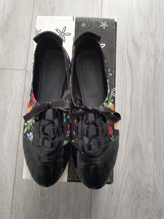 Обувки тип пантофки с връзки