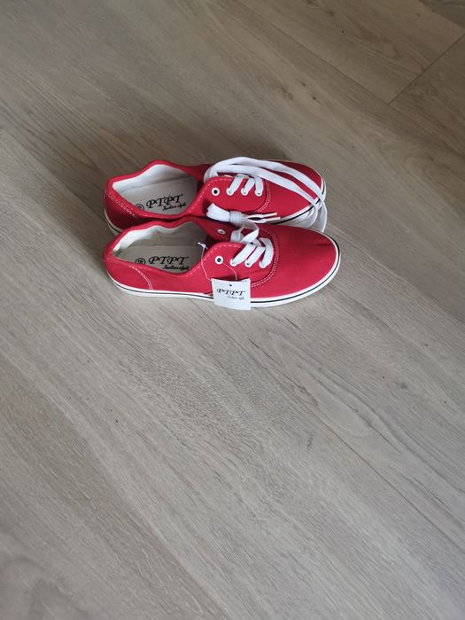 Teniși noi cu eticheta, mărimea 37,38,39