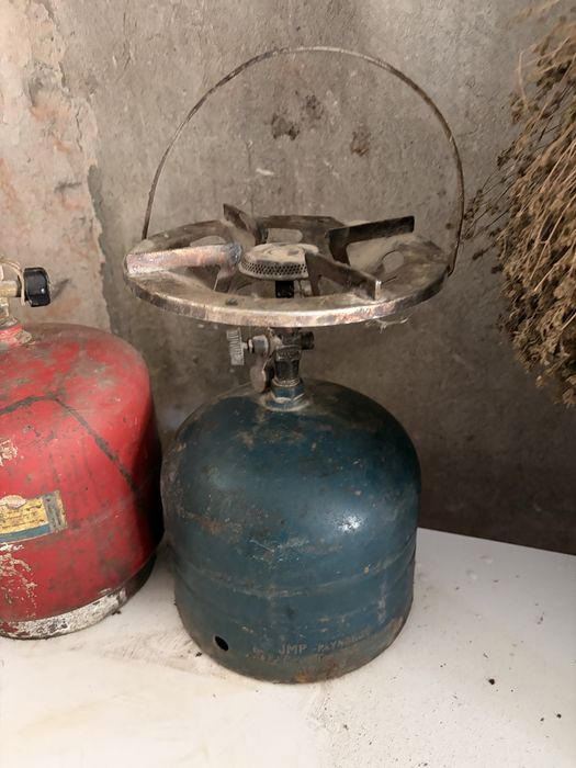 Продавам туристически газови бутилки