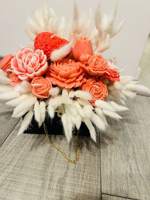 Aranjamente florale din flori de ceară de soia