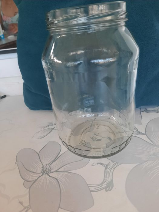 Продам 1 литровые банки в количестве 20 шт .закручивающиеся