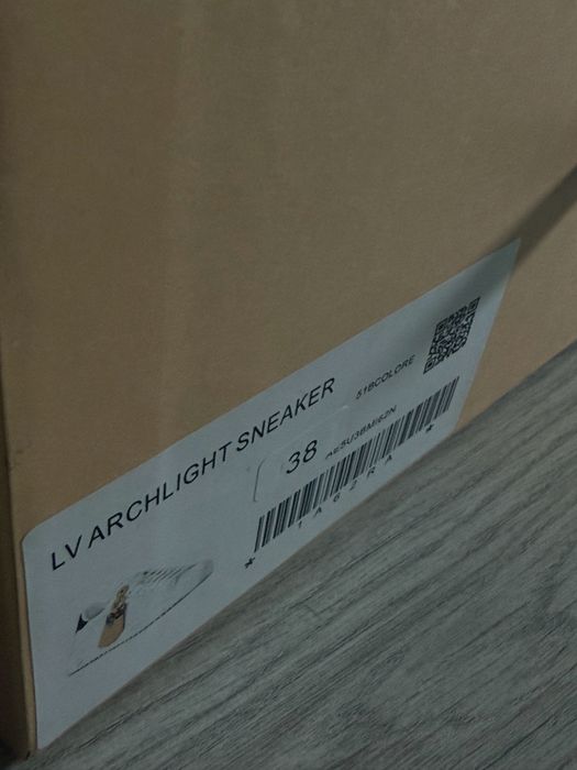 Продам кроссовки LV