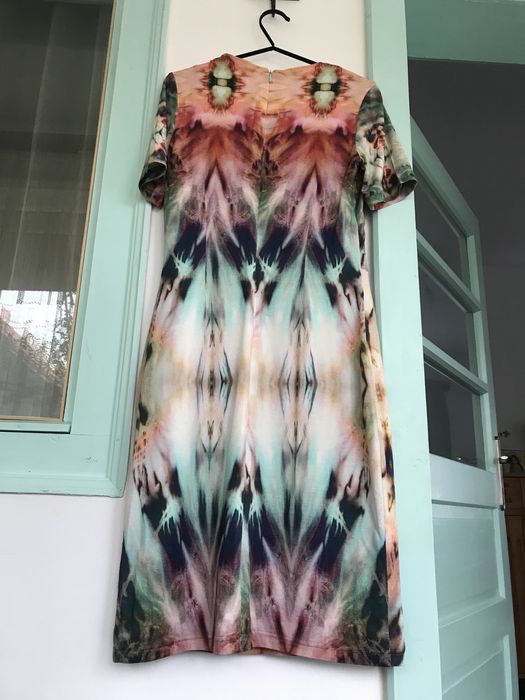 Rochie cu imprimeu deosebit și culori f frumoase