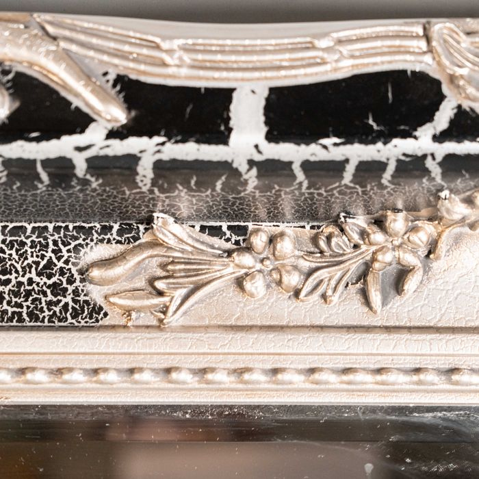 Настенное зеркало в классическом стиле