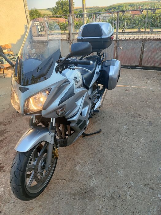 Продавам мотор Honda CBF 100 много добро състояние сменена верига запчатки предна голяма слюда0