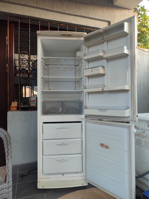 Продаётся двух камерный холодильник Атлант.