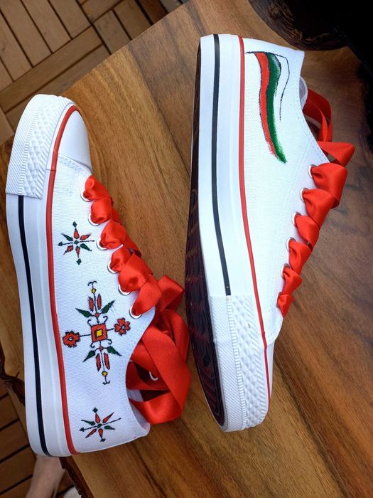 Ръчно рисувани кецове-българка