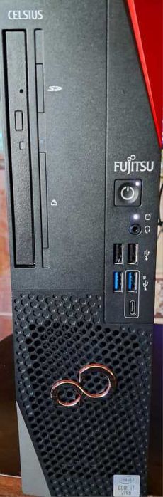 Desktop Fujitsu, plus tastatură și mouse cu fir